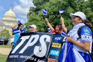 Hondureños reclamando el TPS - Agencia EFE